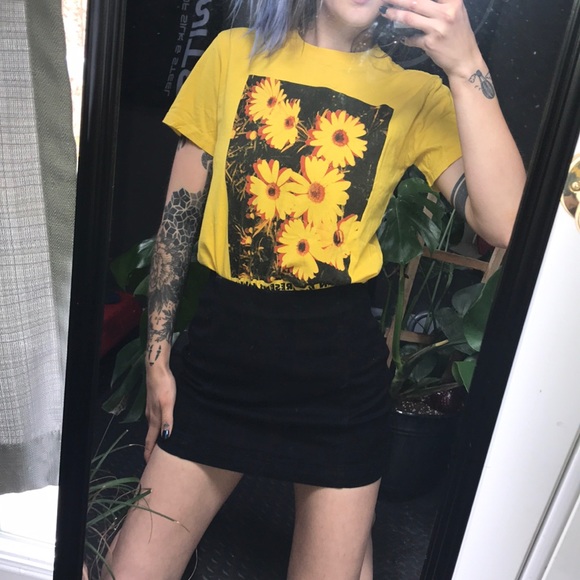 Mighty Fine Tee Target Yellow Daisy T-Shirt - Picture 2 of 9
